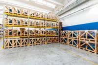 Reparto magazzino con scaffalature motori