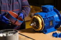 Assemblaggio di un motore industriale in officina