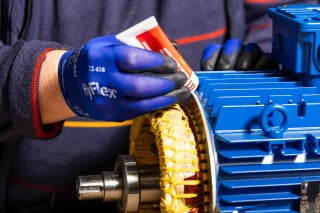 Applicazione di resina sugli avvolgimenti del motore