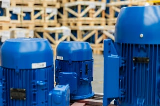 Dettaglio morsettiera con connessioni di protezione